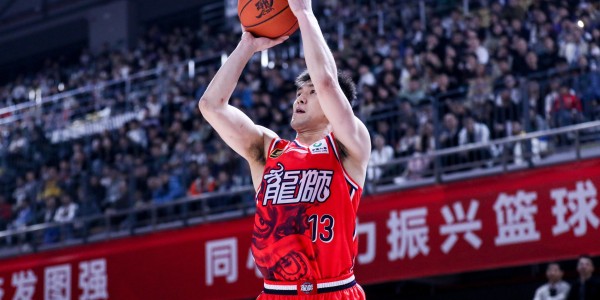ewc官方-郭艾伦：FIBA比赛这个球太滑了 跟联赛用球的手感不一样